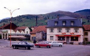 La COOP située sur le Place devenue la Pharmacie des Sources