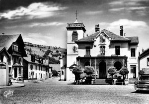 La Place du village avec sa Mairie type "Modern'style" env.1907-1976