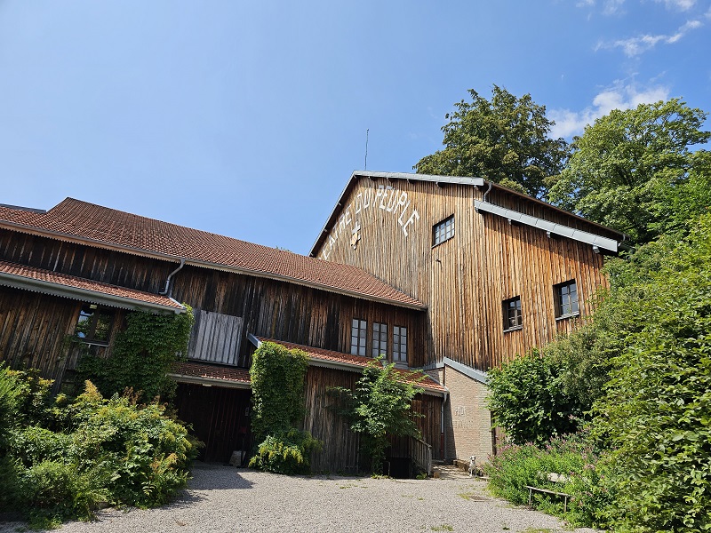 circit-tour-village-4.jpg